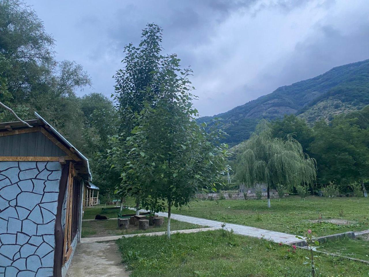 Basuta Guesthouse Kapan Exterior foto